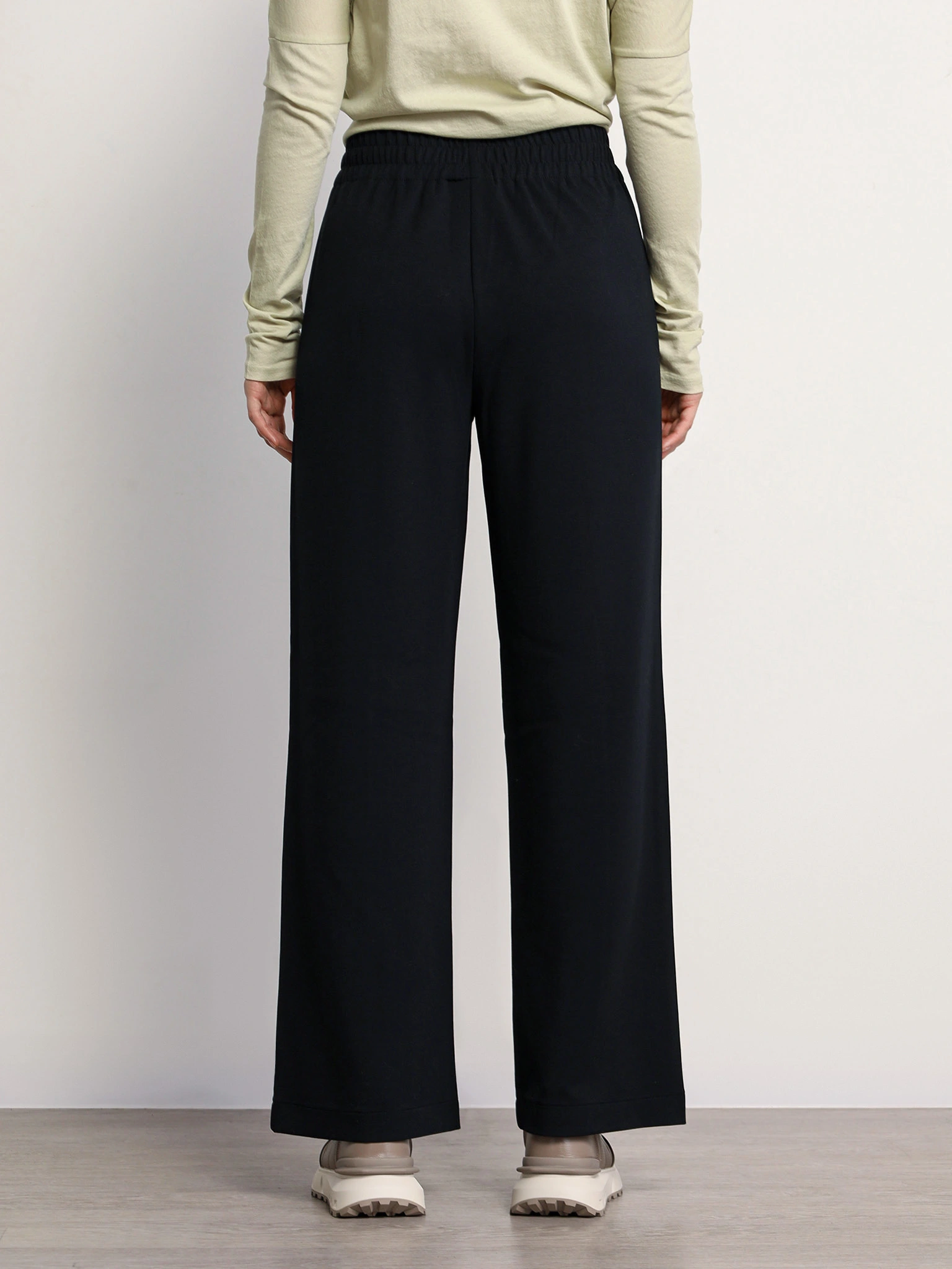 Брюки трикотажные черного цвета свободного кроя